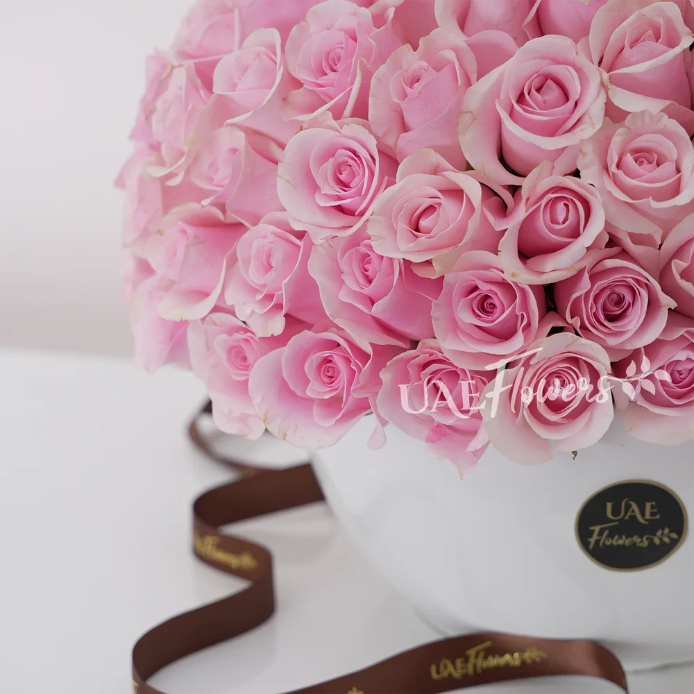 100 pink roses in a ceramic vase